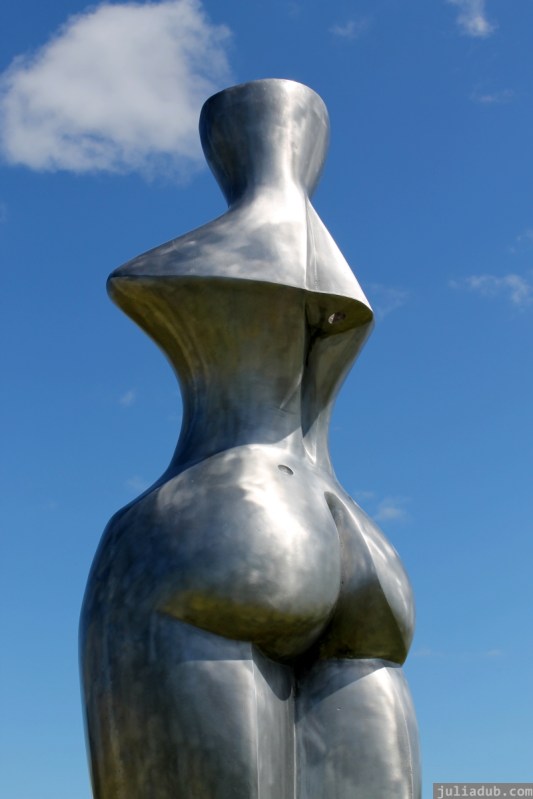 NZ Sculpture OnShore Nov 2012 (13) Paul Beaurepaire's 'Bone Woman'