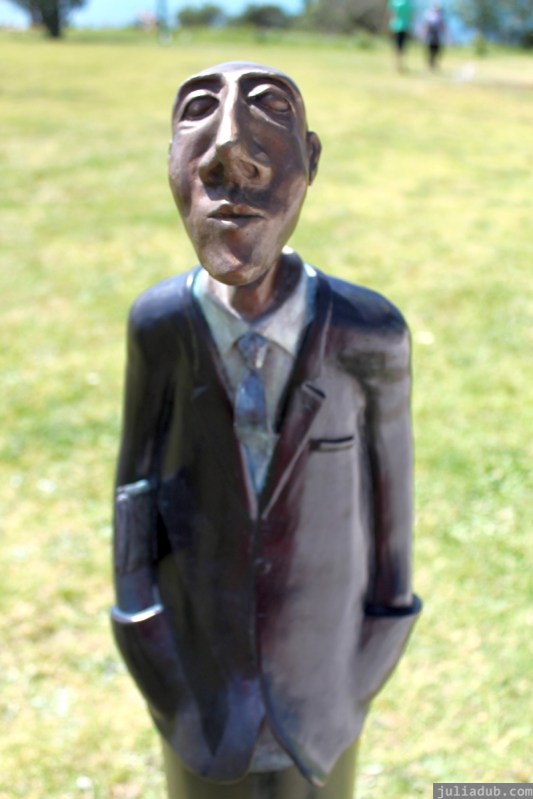 NZ Sculpture OnShore Nov 2012 (17) Graeme Hitchcock 'Man Looking'